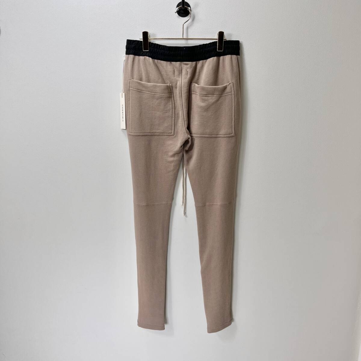 新品 FOG Fear Of God Essentials フィアオブゴッド エッセンシャルズ Sサイズ 初期 裾ジップ スウェットパンツ スタッコ STUCCO スキニー