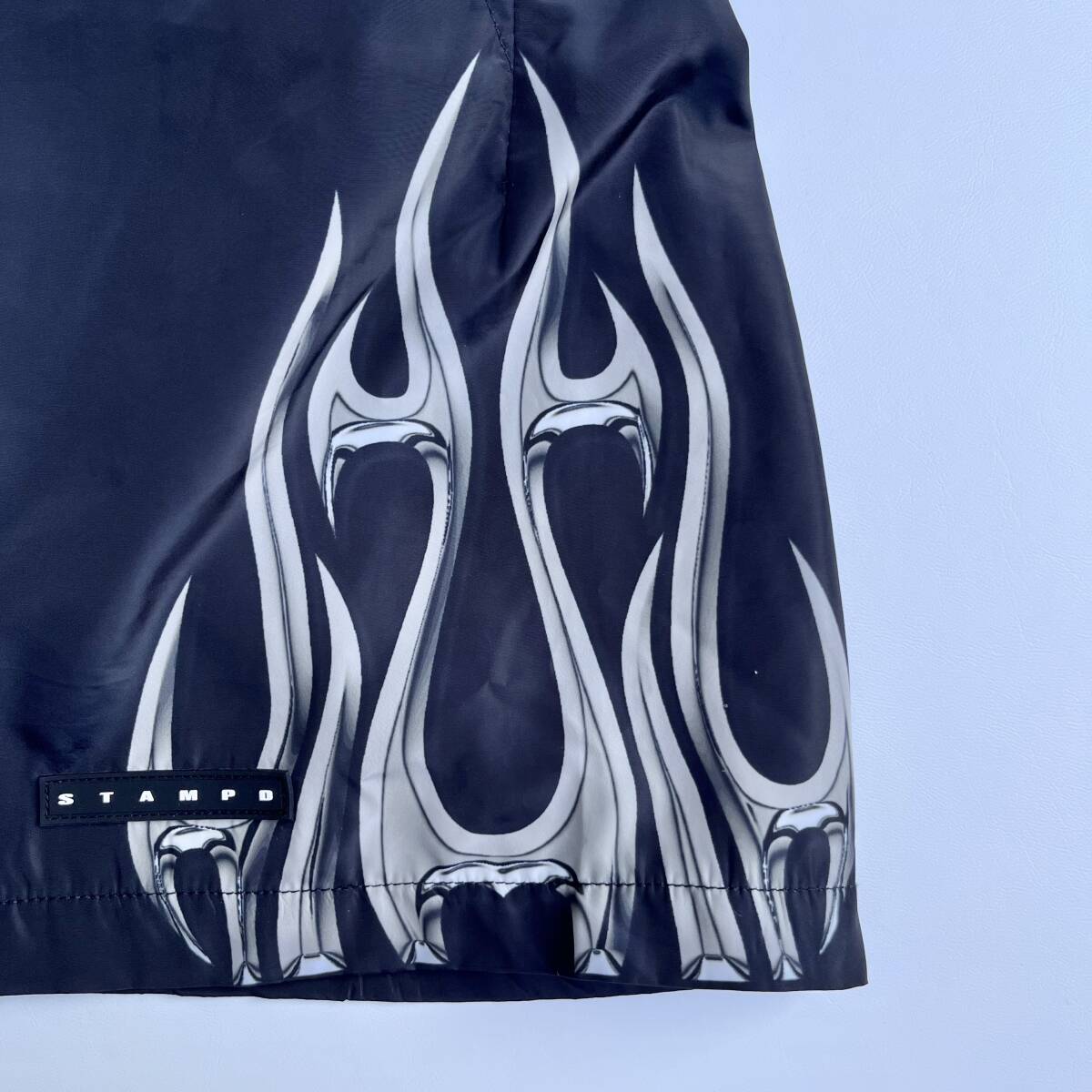 STAMPD スタンプド Mサイズ Chrome Flame Trunk ショーツ ハーフパンツ ファイヤー ボードショーツ ブラック
