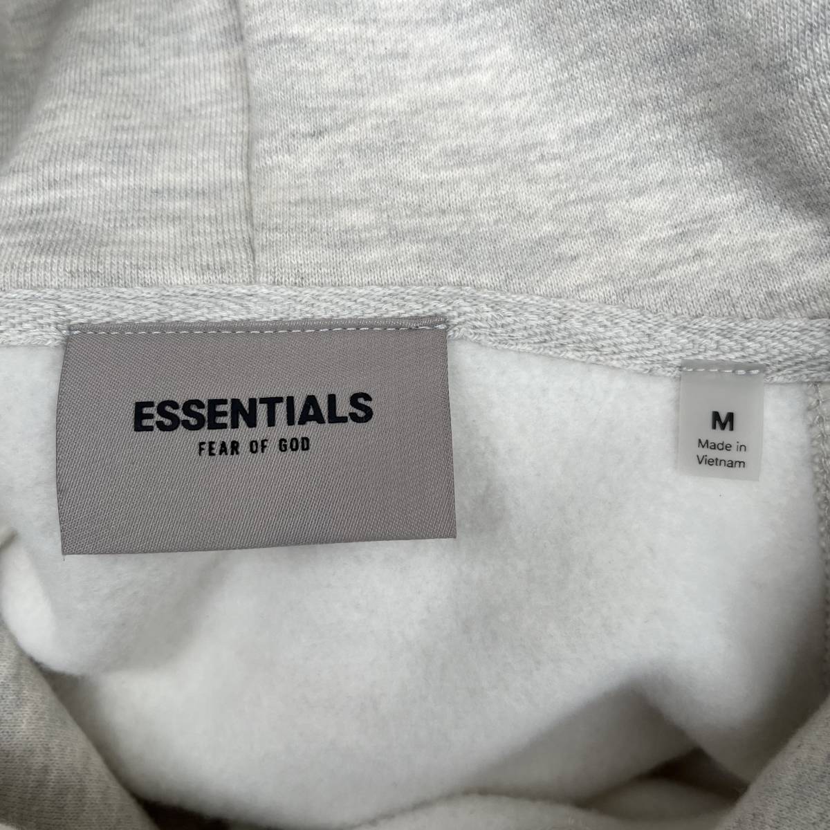 新品 FOG Fear Of God Essentials フィアオブゴッド エッセンシャルズ Mサイズ LOGOパーカー フーディ オートミール OATMEAL