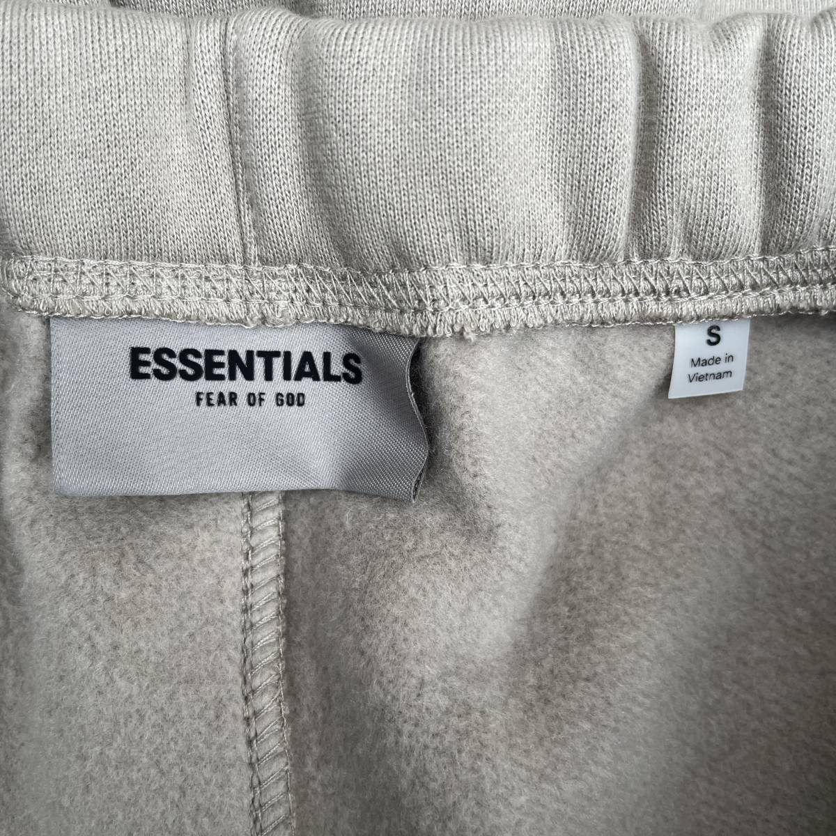 新品 FOG Fear Of God Essentials フィアオブゴッド エッセンシャルズ Sサイズ LOGO ショーツ ハーフパンツ オリーブ Olive