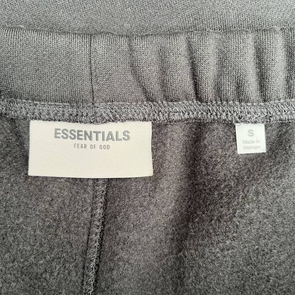 新品 FOG Fear Of God Essentials フィアオブゴッド エッセンシャルズ Sサイズ LOGO ショーツ ハーフパンツ ブラック Black