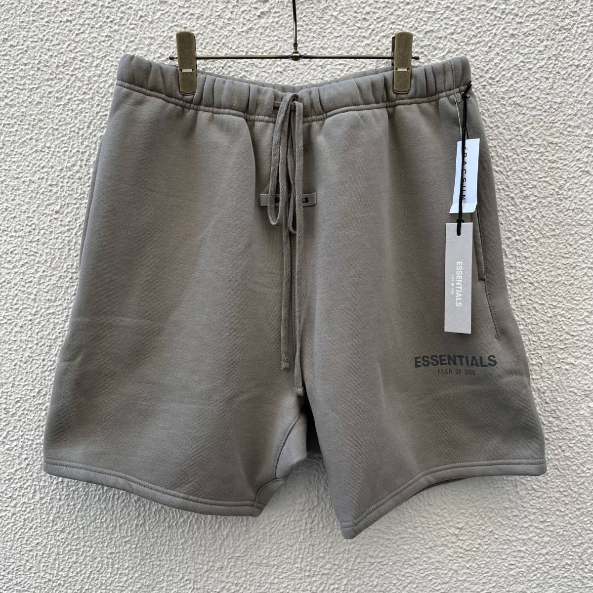新品 FOG Fear Of God Essentials フィアオブゴッド エッセンシャルズ Mサイズ LOGO ショーツ ハーフパンツ セメント Cement