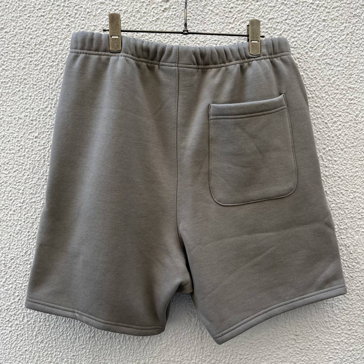 新品 FOG Fear Of God Essentials フィアオブゴッド エッセンシャルズ Mサイズ LOGO ショーツ ハーフパンツ セメント Cement