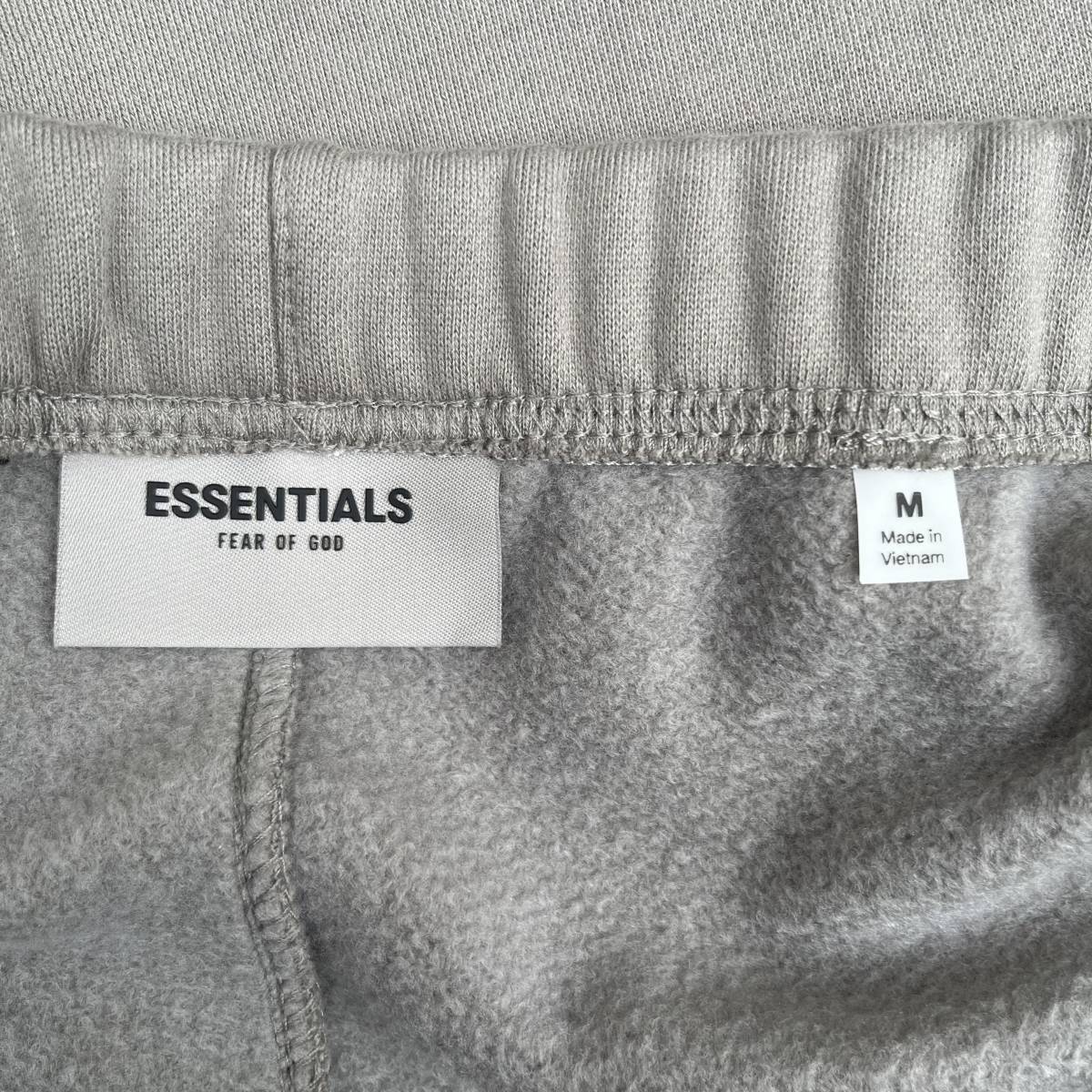 新品 FOG Fear Of God Essentials フィアオブゴッド エッセンシャルズ Mサイズ LOGO ショーツ ハーフパンツ セメント Cement