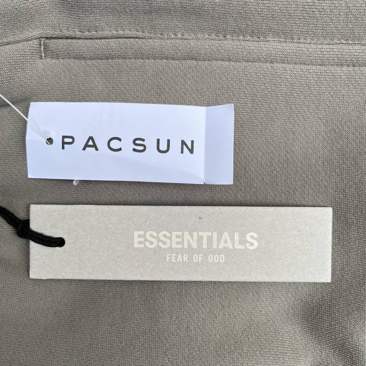 新品 FOG Fear Of God Essentials フィアオブゴッド エッセンシャルズ Mサイズ LOGO ショーツ ハーフパンツ セメント Cement
