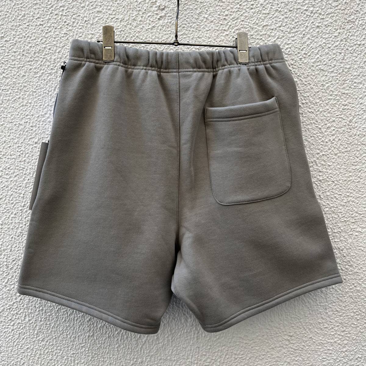 新品 FOG Fear Of God Essentials フィアオブゴッド エッセンシャルズ Sサイズ LOGO ショーツ ハーフパンツ セメント Sement