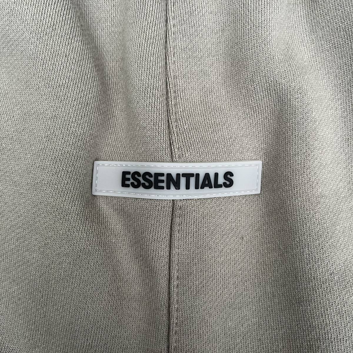 新品 FOG Fear Of God Essentials フィアオブゴッド エッセンシャルズ Sサイズ LOGO ショーツ ハーフパンツ セメント Sement