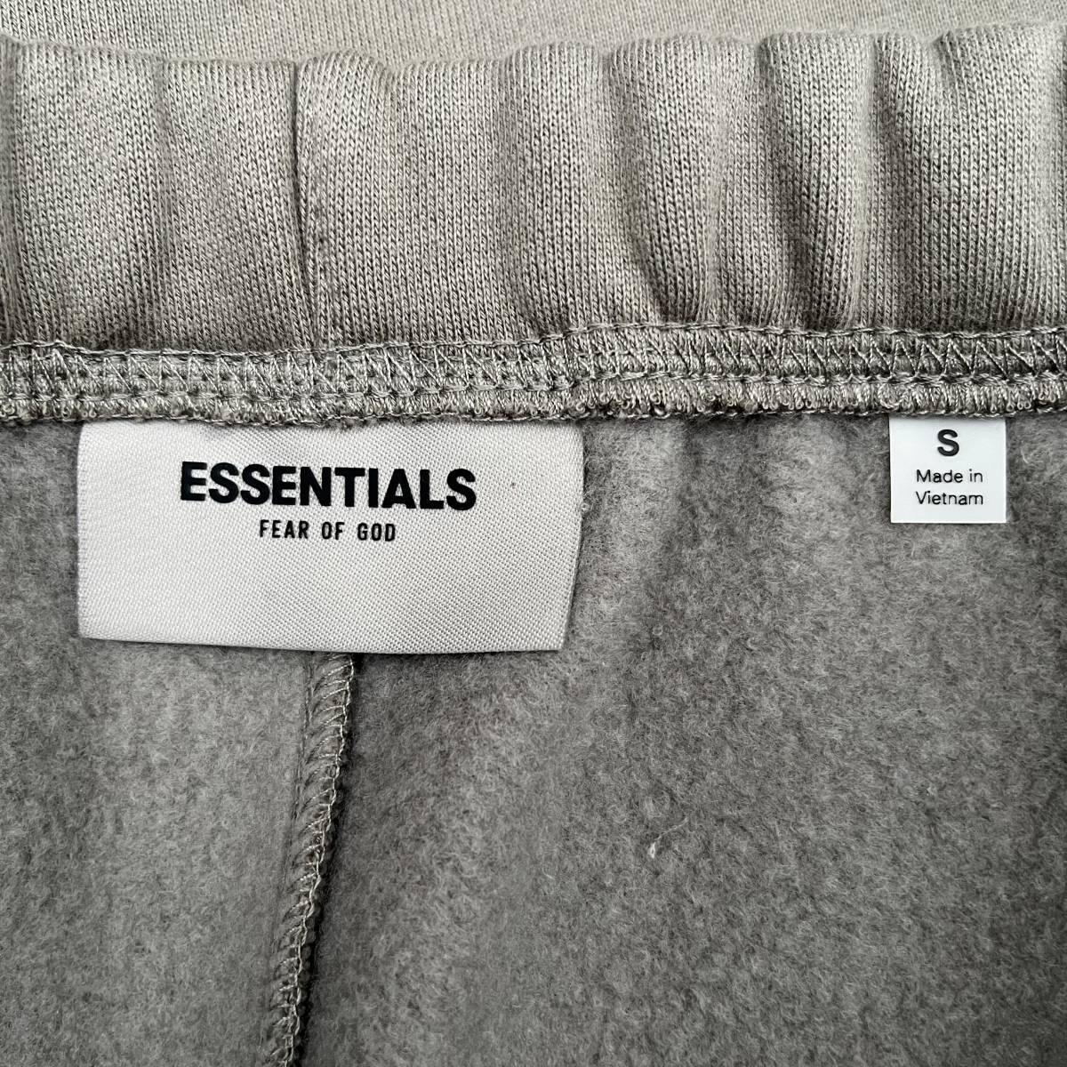 新品 FOG Fear Of God Essentials フィアオブゴッド エッセンシャルズ Sサイズ LOGO ショーツ ハーフパンツ セメント Sement