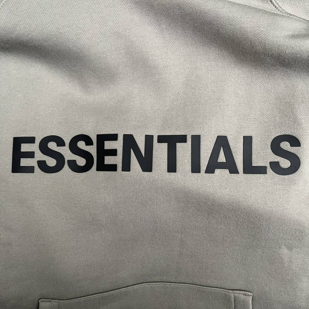 新品 FOG Fear Of God Essentials フィアオブゴッド エッセンシャルズ Mサイズ LOGOパーカー フーディ チャコール Charcoal