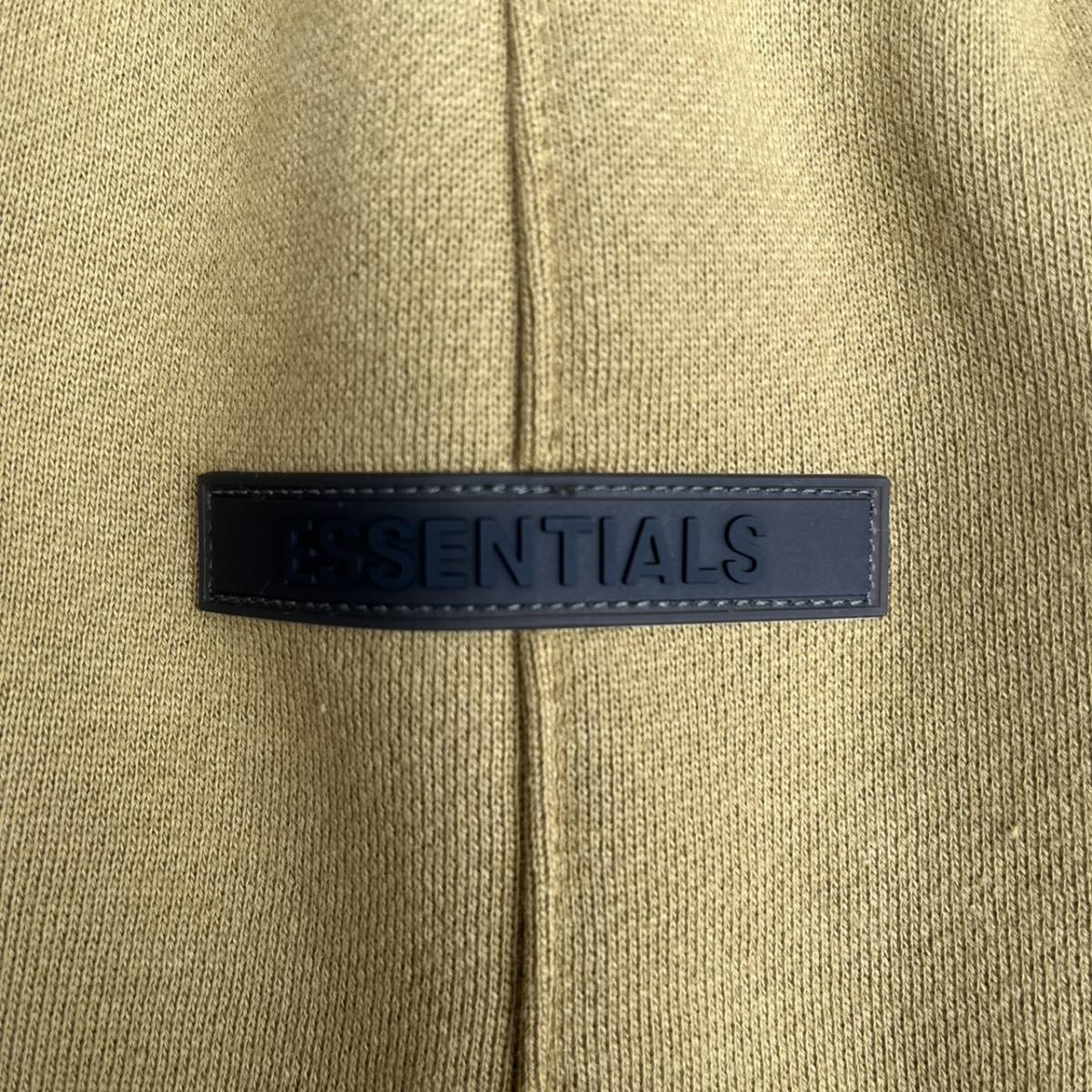 新品 FOG Fear Of God Essentials フィアオブゴッド エッセンシャルズ Sサイズ LOGO ショーツ ハーフパンツ アンバー Amber