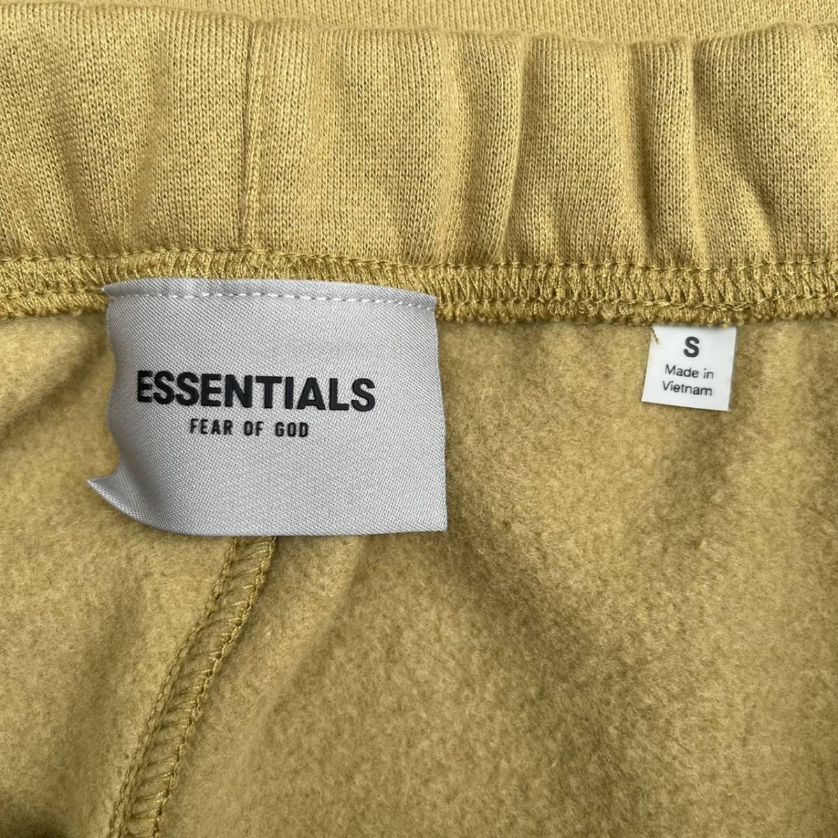 新品 FOG Fear Of God Essentials フィアオブゴッド エッセンシャルズ Sサイズ LOGO ショーツ ハーフパンツ アンバー Amber