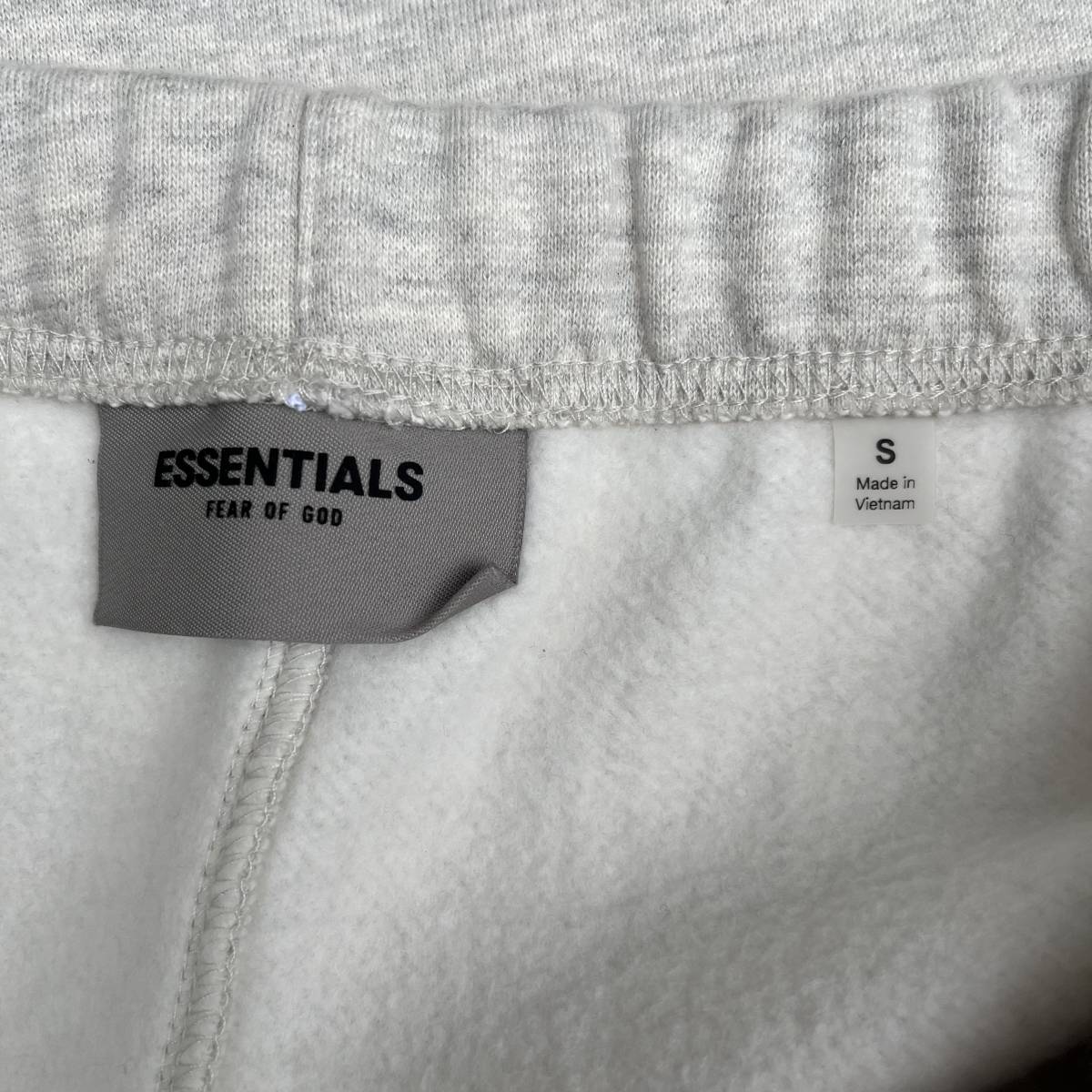 新品 FOG Fear Of God Essentials フィアオブゴッド エッセンシャルズ Sサイズ LOGO ショーツ ハーフパンツ オートミール Oatmeal