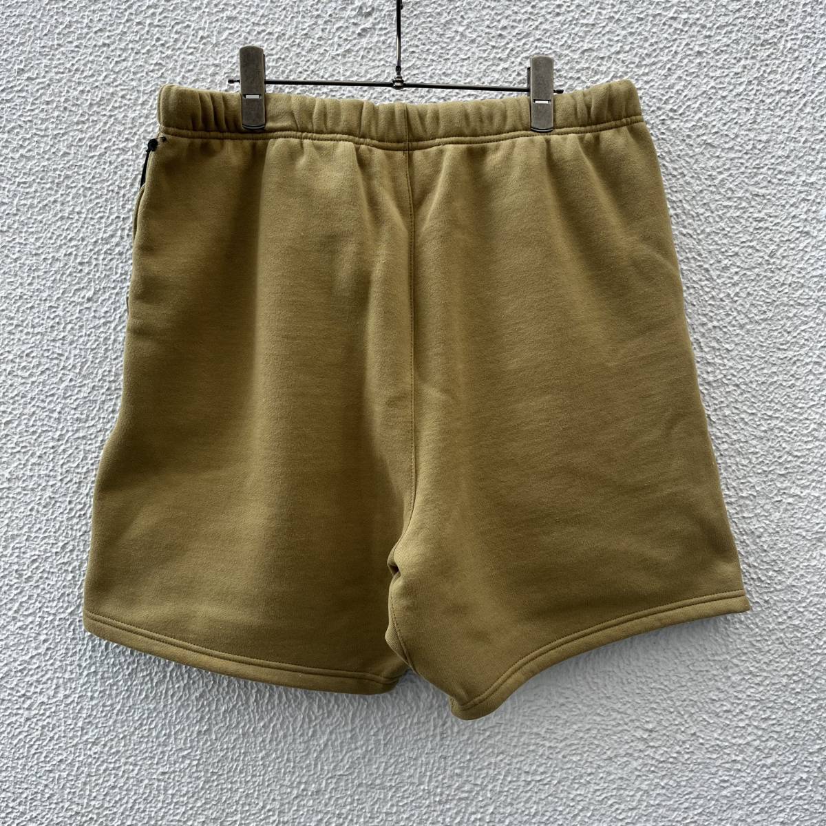 新品 FOG Fear Of God Essentials フィアオブゴッド エッセンシャルズ Mサイズ LOGO ショーツ ハーフパンツ アンバー Amber
