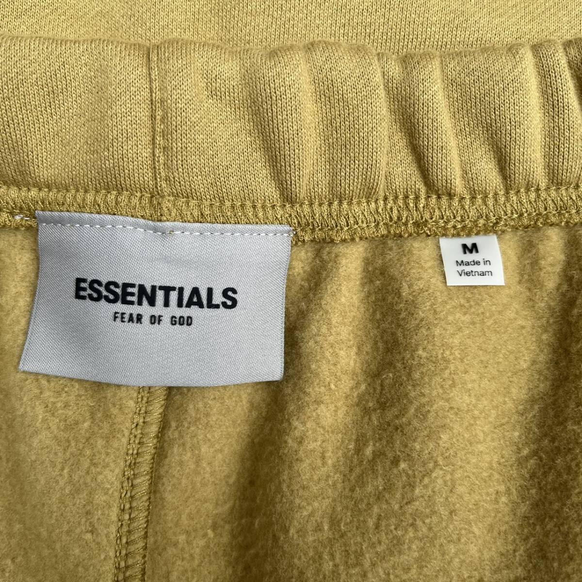 新品 FOG Fear Of God Essentials フィアオブゴッド エッセンシャルズ Mサイズ LOGO ショーツ ハーフパンツ アンバー Amber