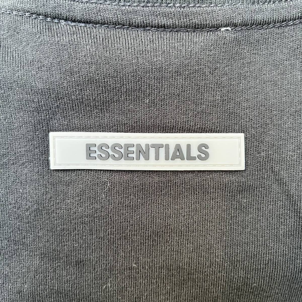 新品 FOG Fear Of God Essentials フィアオブゴッド エッセンシャルズ Mサイズ LOGO Tシャツ ブラック BLACK