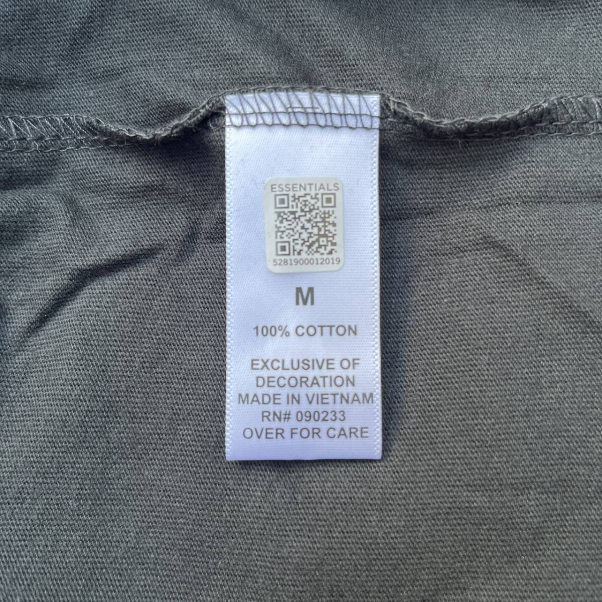 新品 FOG Fear Of God Essentials フィアオブゴッド エッセンシャルズ Mサイズ LOGO Tシャツ ブラック BLACK