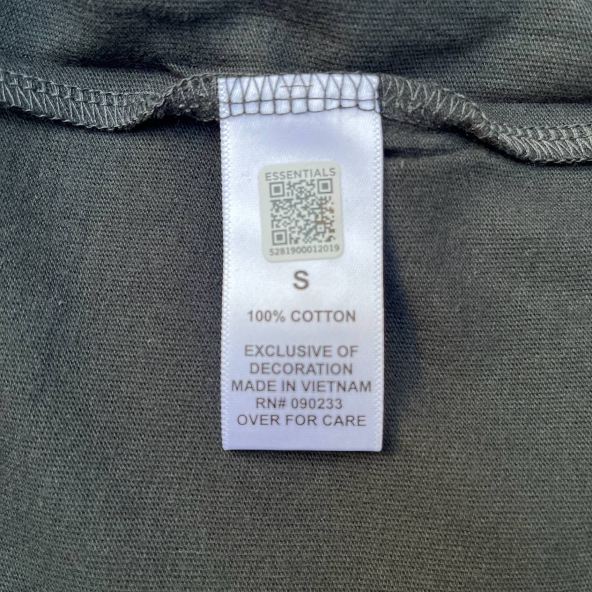 新品 FOG Fear Of God Essentials フィアオブゴッド エッセンシャルズ Sサイズ LOGO Tシャツ ブラック BLACK