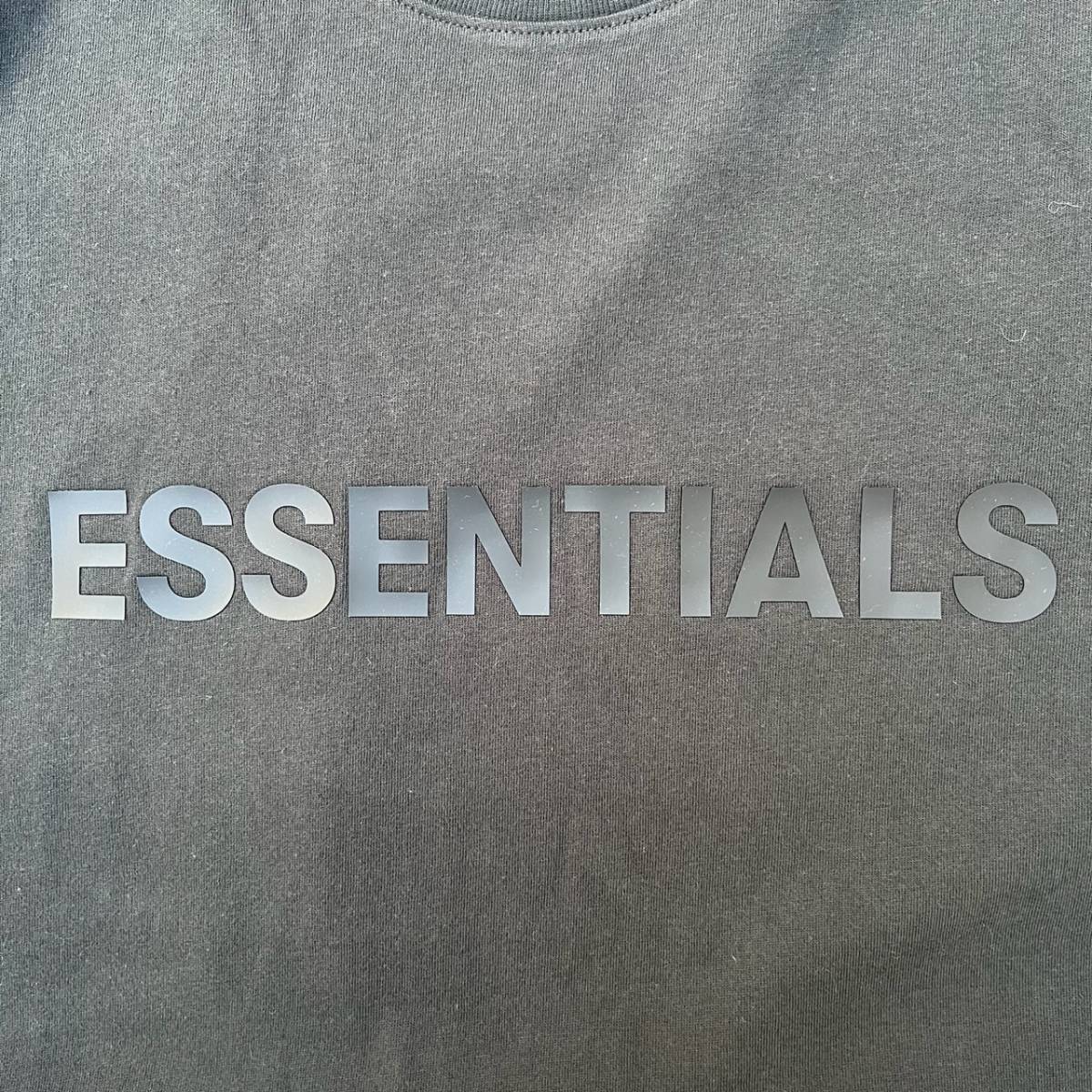 新品 FOG Fear Of God Essentials フィアオブゴッド エッセンシャルズ Mサイズ LOGO Tシャツ ブラック BLACK