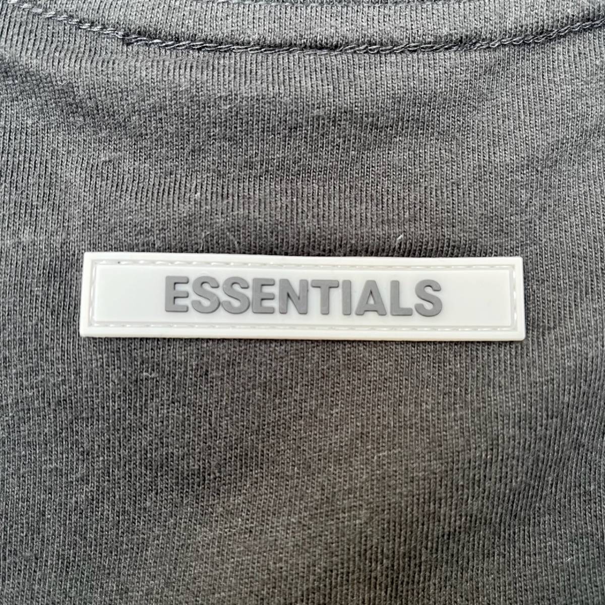 新品 FOG Fear Of God Essentials フィアオブゴッド エッセンシャルズ Mサイズ LOGO Tシャツ ブラック BLACK