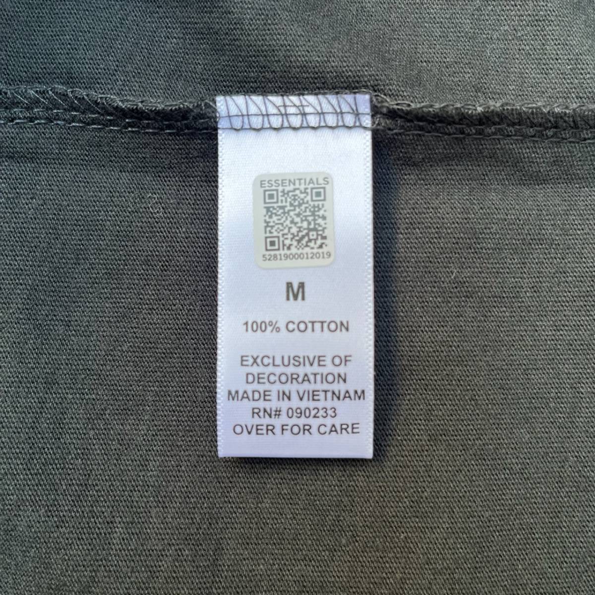 新品 FOG Fear Of God Essentials フィアオブゴッド エッセンシャルズ Mサイズ LOGO Tシャツ ブラック BLACK