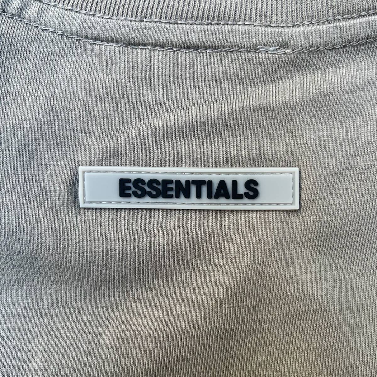 新品 FOG Fear Of God Essentials フィアオブゴッド エッセンシャルズ Mサイズ LOGO Tシャツ チャコール CHARCOAL