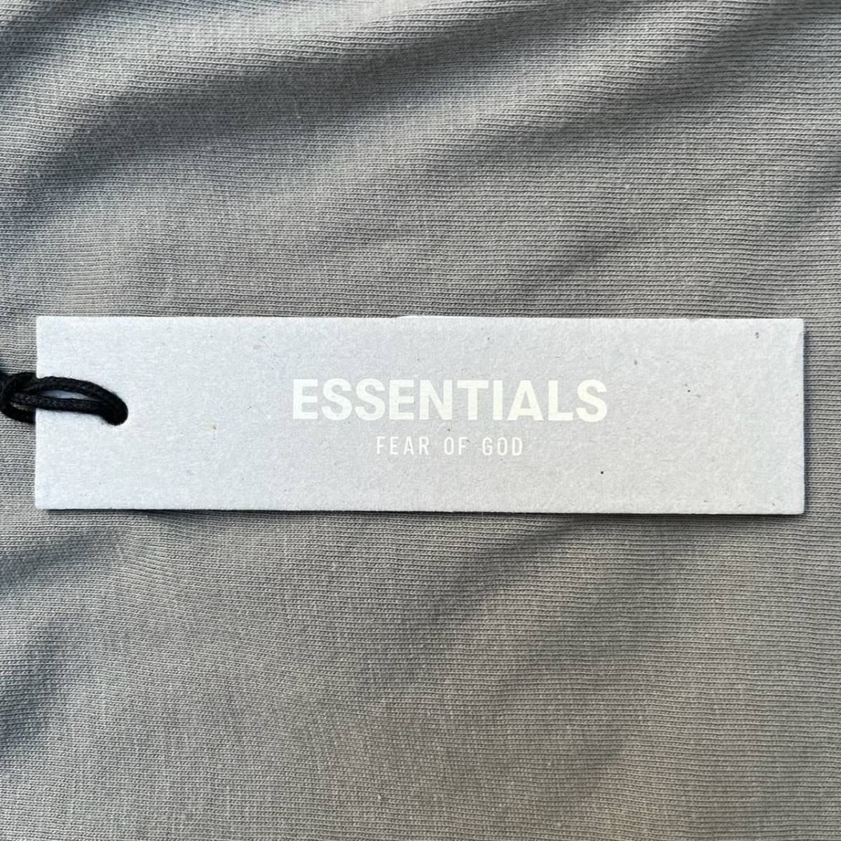 新品 FOG Fear Of God Essentials フィアオブゴッド エッセンシャルズ Mサイズ LOGO Tシャツ チャコール CHARCOAL