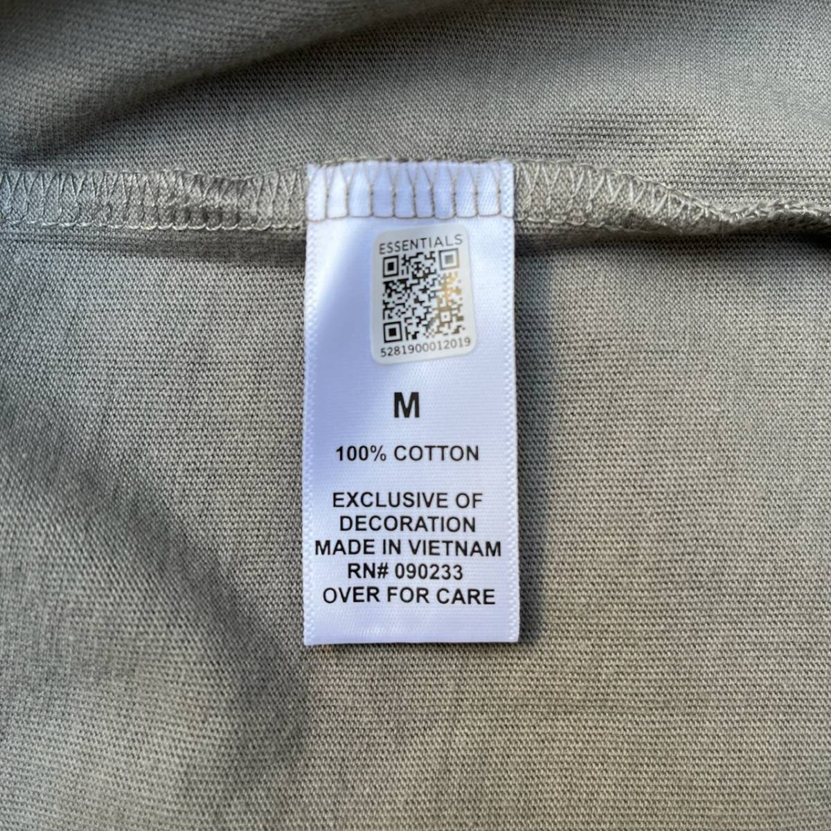 新品 FOG Fear Of God Essentials フィアオブゴッド エッセンシャルズ Mサイズ LOGO Tシャツ チャコール CHARCOAL