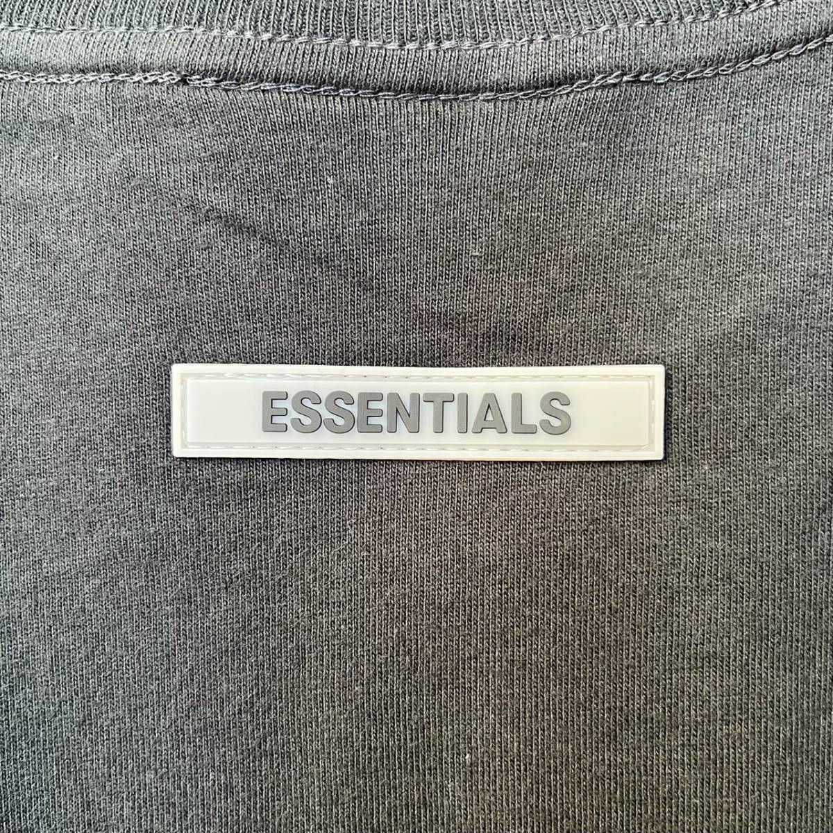 新品 FOG Fear Of God Essentials フィアオブゴッド エッセンシャルズ Sサイズ LOGO Tシャツ ブラック