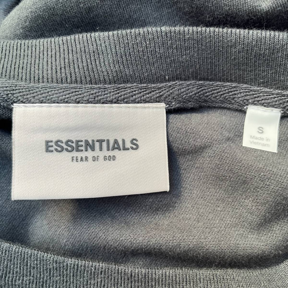 新品 FOG Fear Of God Essentials フィアオブゴッド エッセンシャルズ Sサイズ LOGO Tシャツ ブラック