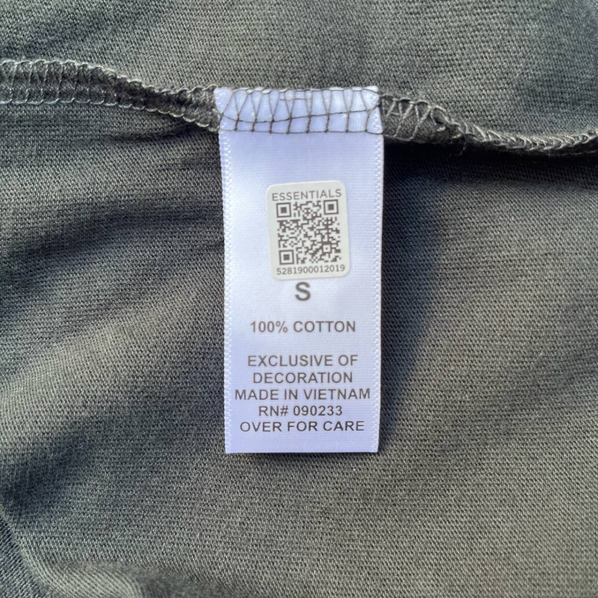 新品 FOG Fear Of God Essentials フィアオブゴッド エッセンシャルズ Sサイズ LOGO Tシャツ ブラック