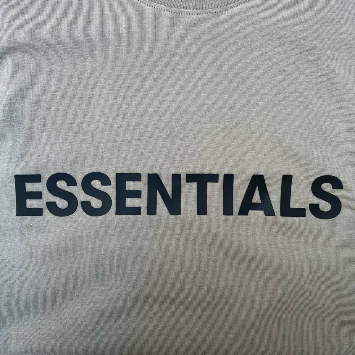 新品 FOG Fear Of God Essentials フィアオブゴッド エッセンシャルズ Mサイズ LOGO Tシャツ CHARCOAL チャコール