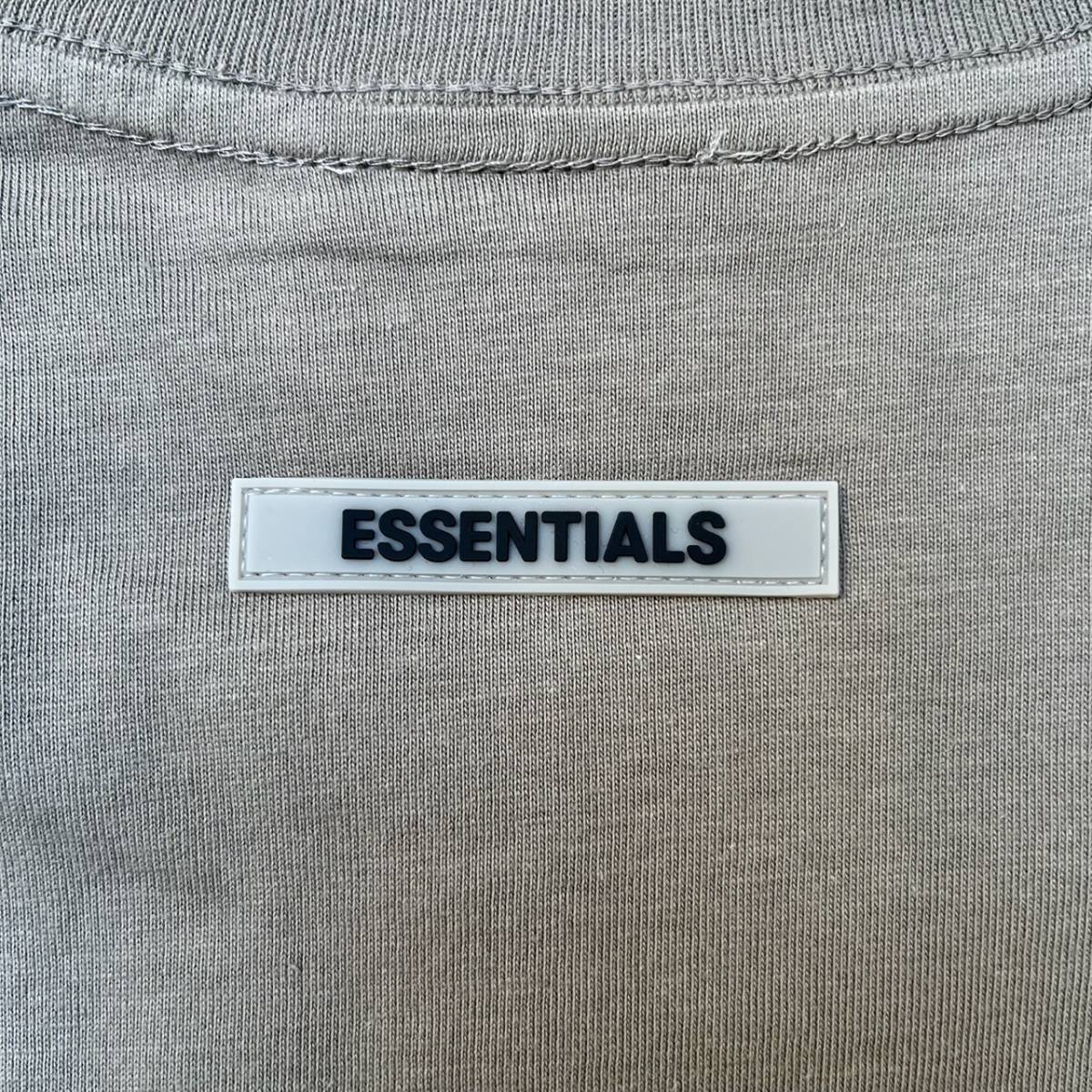 新品 FOG Fear Of God Essentials フィアオブゴッド エッセンシャルズ Mサイズ LOGO Tシャツ CHARCOAL チャコール