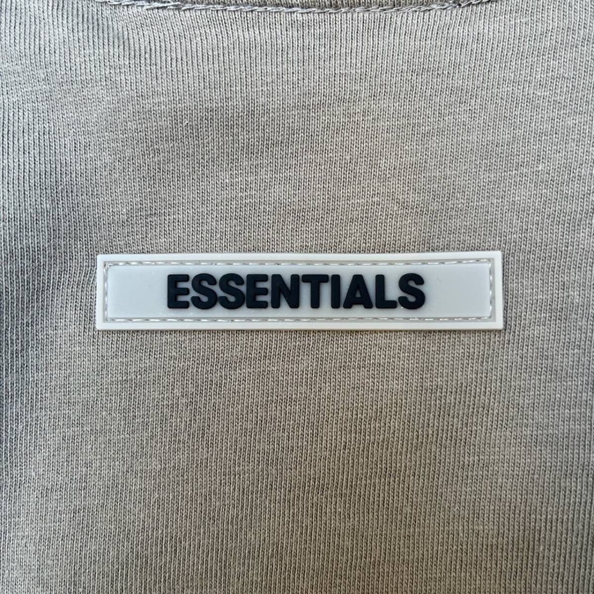 新品 FOG Fear Of God Essentials フィアオブゴッド エッセンシャルズ Lサイズ LOGO Tシャツ CHARCOAL チャコール