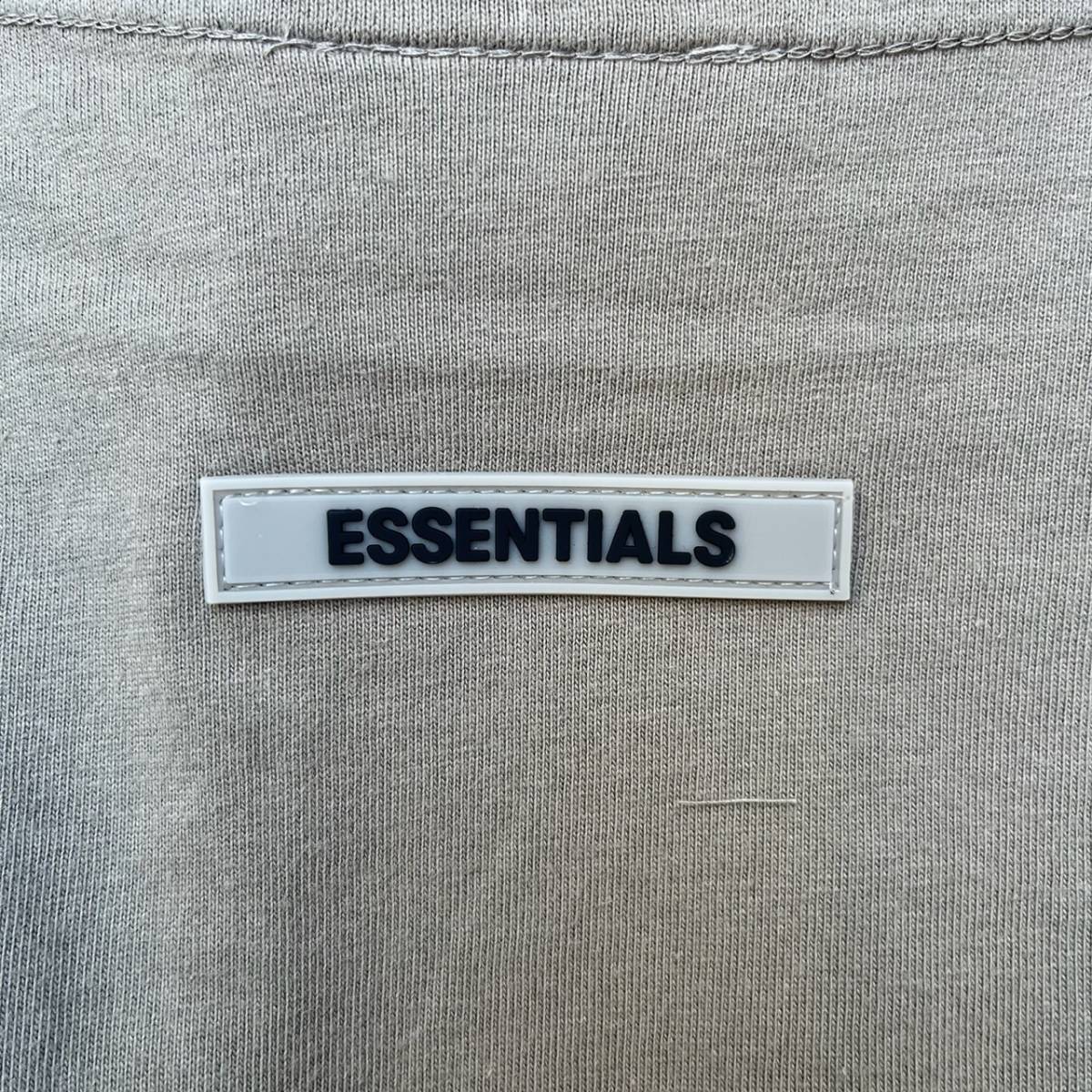 新品 FOG Fear Of God Essentials フィアオブゴッド エッセンシャルズ Lサイズ LOGO Tシャツ チャコール CHARCOAL