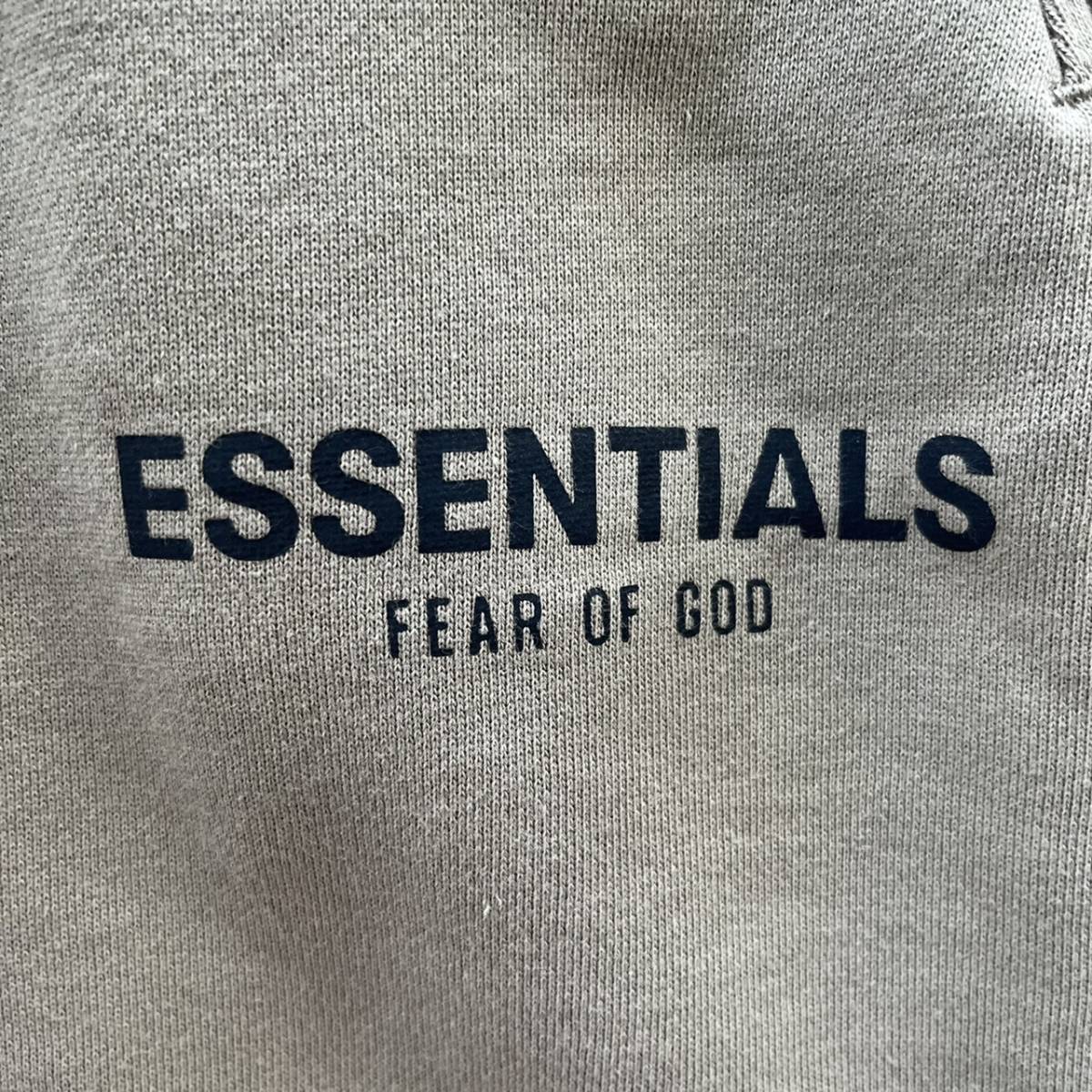 新品 FOG Fear Of God Essentials フィアオブゴッド エッセンシャルズ Sサイズ LOGO ショーツ ハーフパンツ オリーブ Olive